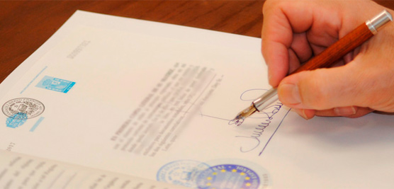Julio Fernández-Bravo Francés persona firmando documento